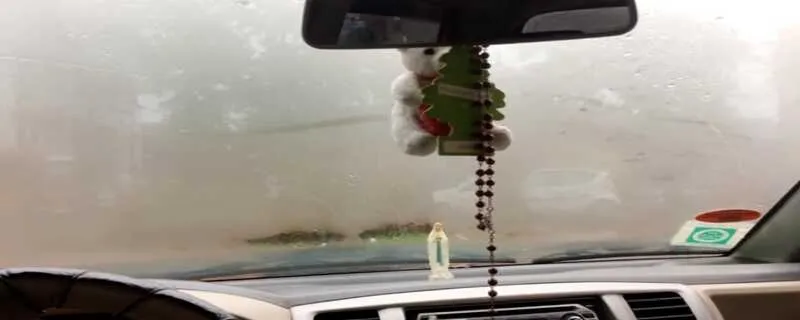 下雨天前挡风起雾怎么办