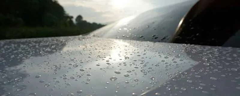 下雨车上有水珠不滑落，下雨后车身水珠要擦吗