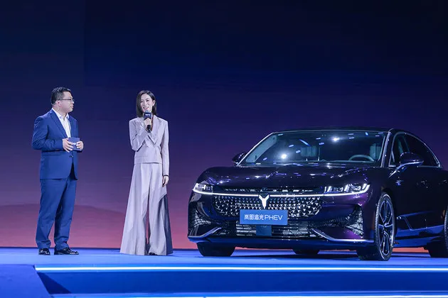 岚图追光PHEV上市 25.28万起/纯电续航262km