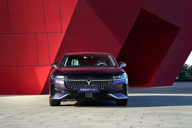 岚图追光PHEV上市 25.28万起/纯电续航262km