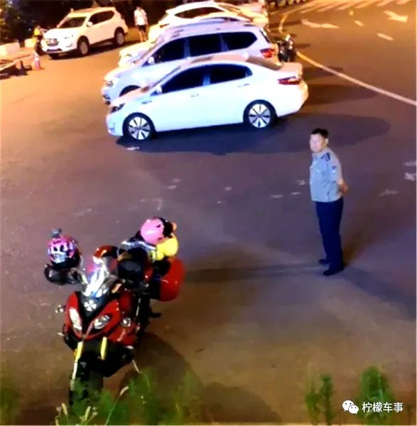 23万宝马摩托车现街头，3秒5破百，排量999CC，尾部挂“大黄