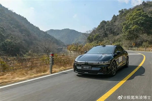 或售20万 极氪007GT实车曝光：后备厢暗藏玄机
