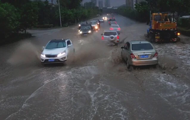 雨天开车安全，记住这些知识点 3.webp