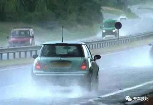 高速开车突遇大暴雨，是停下来还是继续开？