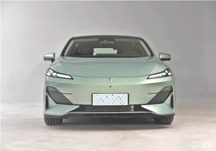 三套动力源的长安深蓝SL03和Model 3哪个更适合你