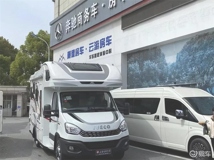 戴德云游依维柯双拓展房车,40多万的价格百万级别的享