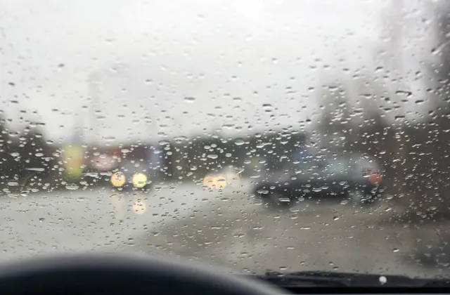 雨刮器刮不清楚怎么办，雨刮器刮了后会模糊