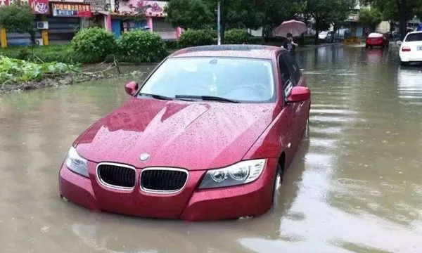 宝马为什么一涉水就自动停车？宝马涉水熄火严重吗