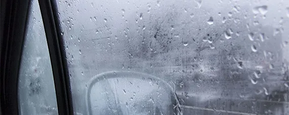 下雨汽车前挡风玻璃起雾怎么处理，驾车时前挡风玻璃起雾