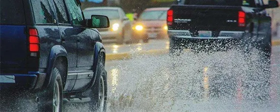 大暴雨天开车到底要不要开双闪，暴雨天怎么开车