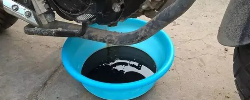 踏板摩托车油箱里的油怎么放出来，踏板摩托车油箱里的油怎么放出来？