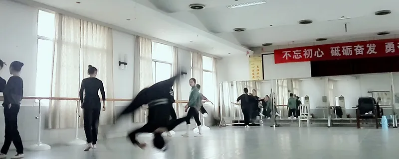 谁知道如何练前翻和侧翻，前侧翻怎么练