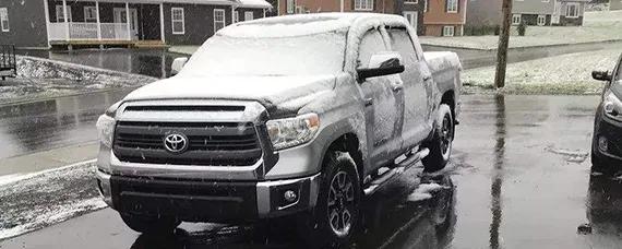 下雪车门冻住打不开应该怎么办？，冬天车门冻住了打不开怎