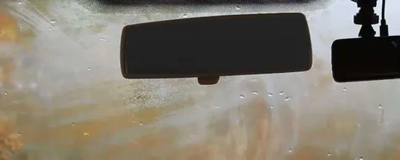 下雨天玻璃起雾怎么办?，下雨天车玻璃起雾开什么