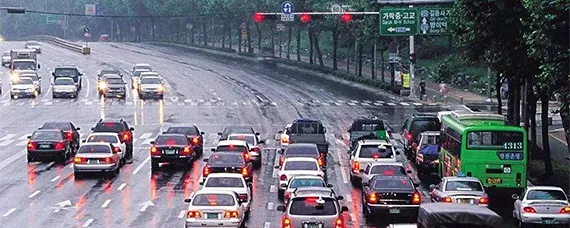 红灯亮时车在路中间怎么办？，车开到路中间堵车红灯亮算闯红灯