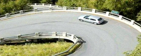 自动挡拐弯怎么踩刹车和油门，开车拐弯时离合油门刹车怎么操作？