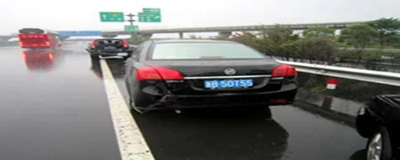 高速追尾事故能先挪车吗？，高速公路上发生追尾要不要先挪车
