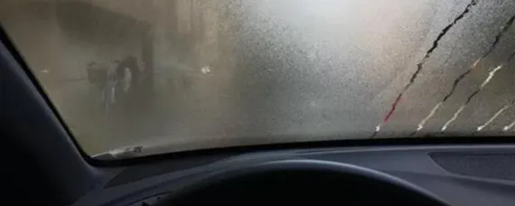 汽车玻璃贴膜后起雾怎么处理，玻璃起雾正确的处理方式是什么？