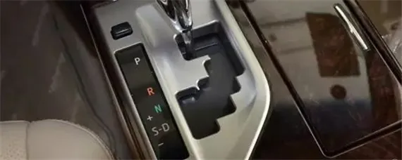 自动挡车等红绿灯正确停车方法是什么？，朗逸自动挡等红绿灯停车正确操作