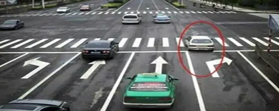 直行要让右转吗？，右转弯让直行吗