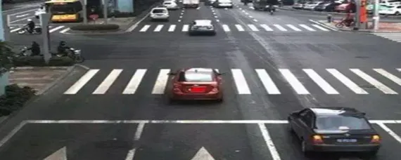 闯红灯是看后轮还是前轮？，闯红灯前轮过对面线后轮没过线
