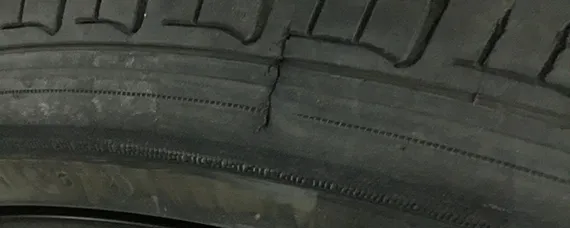 轮胎侧面有裂纹还能再用吗？，轮胎侧面有点裂纹能跑高速吗