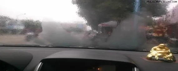 雨天玻璃起雾按哪个键？，雨天玻璃起雾开什么键