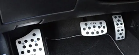 自动挡用几只脚开车，自动挡车应该用几只脚操作？