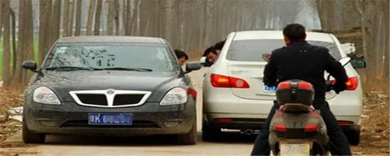 窄路会车时怎么判断车身左右，窄路会车时怎么判断自己的车能不能过去？