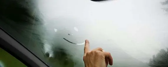 下雨车里起雾怎么解决？，下雨车里起雾怎么解决